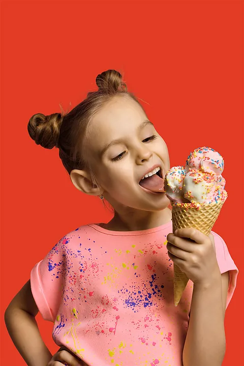 Mädchen leckt an Eisbecher