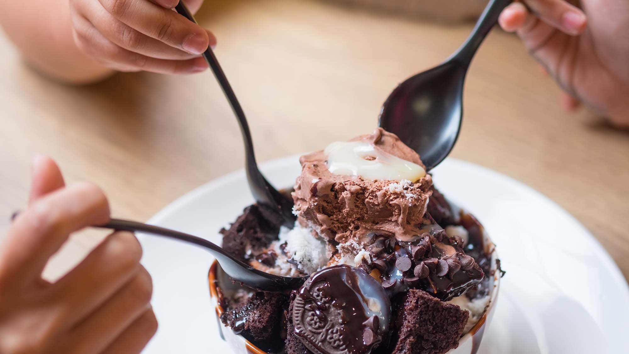 Drei Personen teilen sich einen Eisbecher