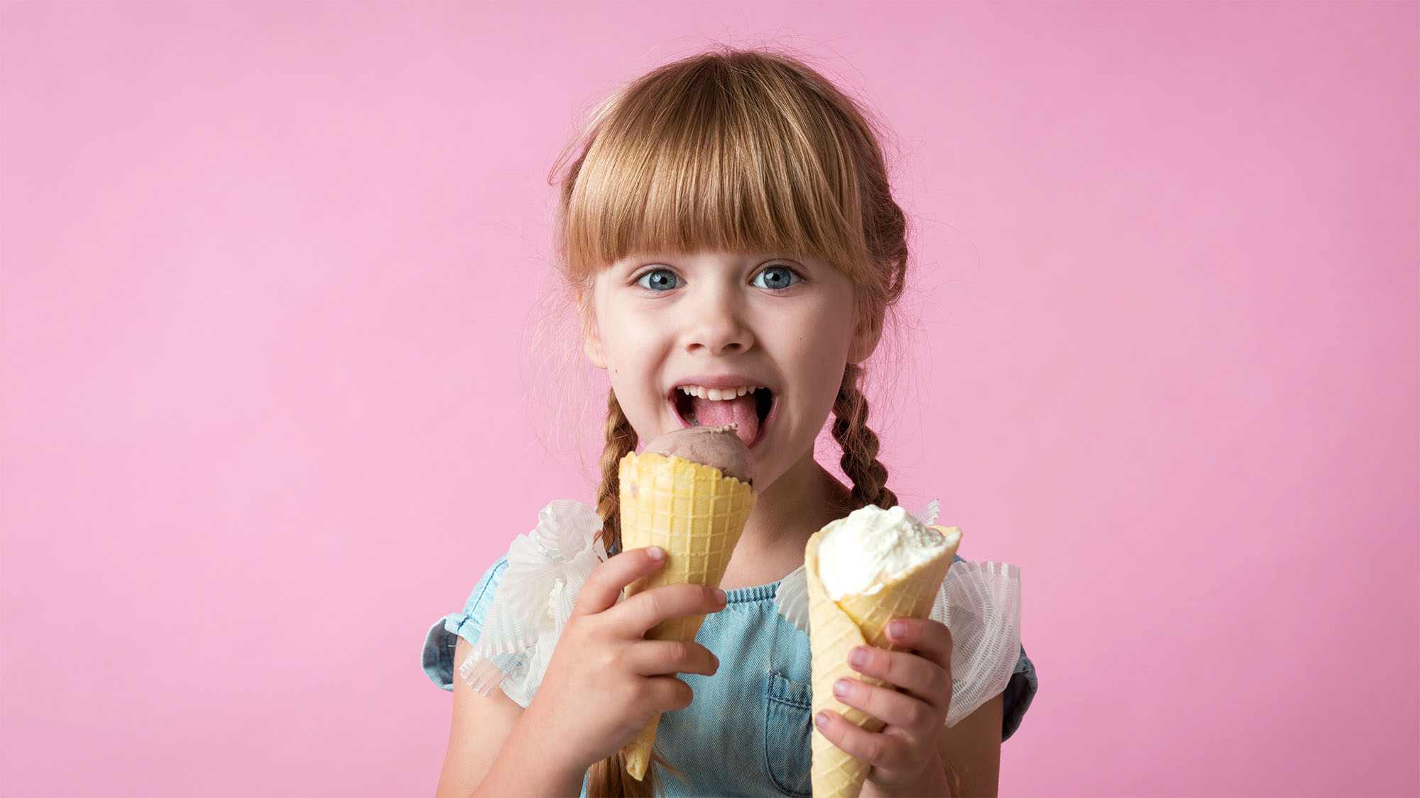 Junges Mädchen mit Eistüten in den Händen