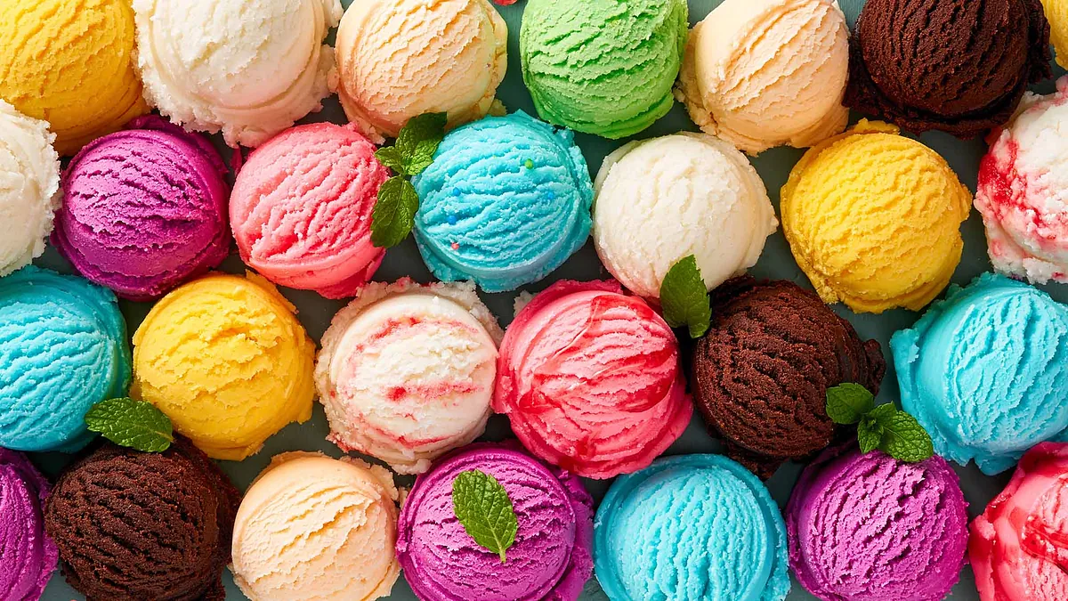 Große Auswahl bunter Eiskugeln