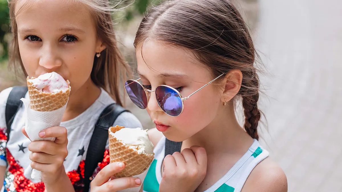 Zwei junge Mädchen genießen ihre Eistüten